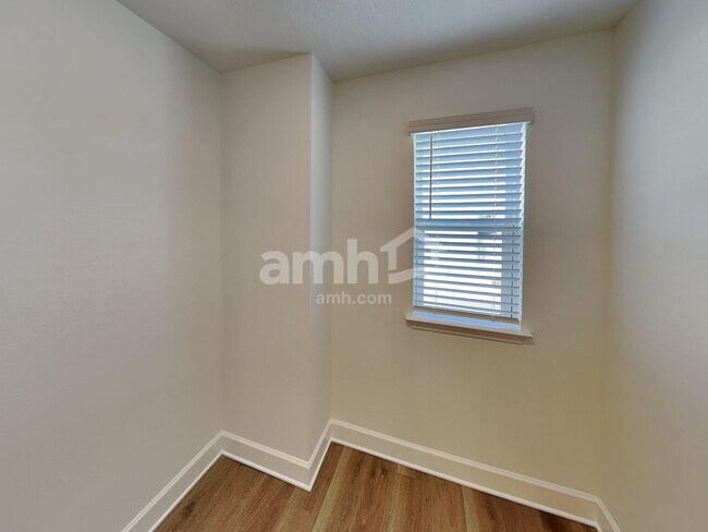 Building Photo - 2909 20th Ave W