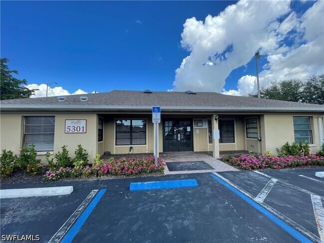 Building Photo - 5325 Summerlin Rd