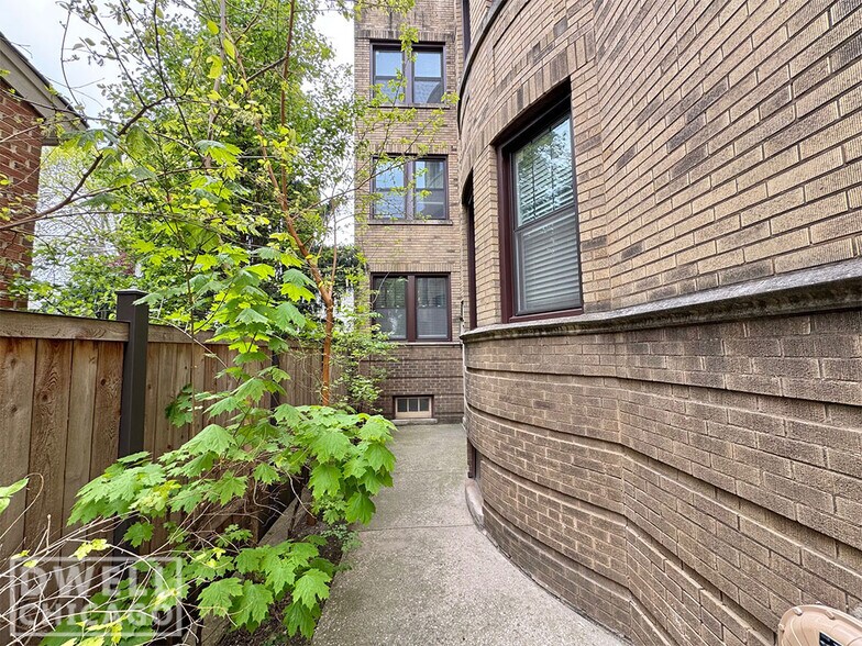 Building Photo - 2133 W Giddings St
