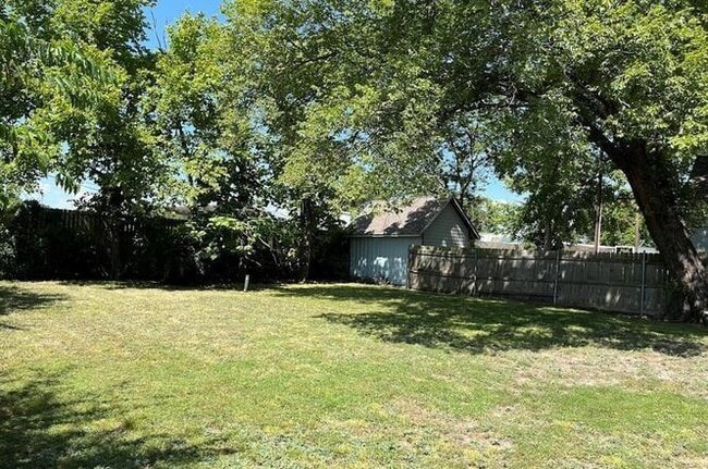 Building Photo - 207 Masters Ave