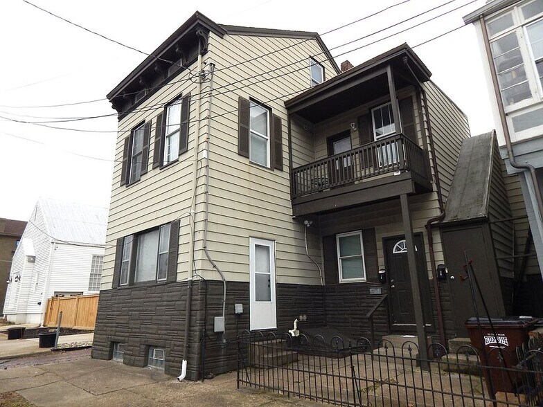 Building Photo - 332 E 9th St