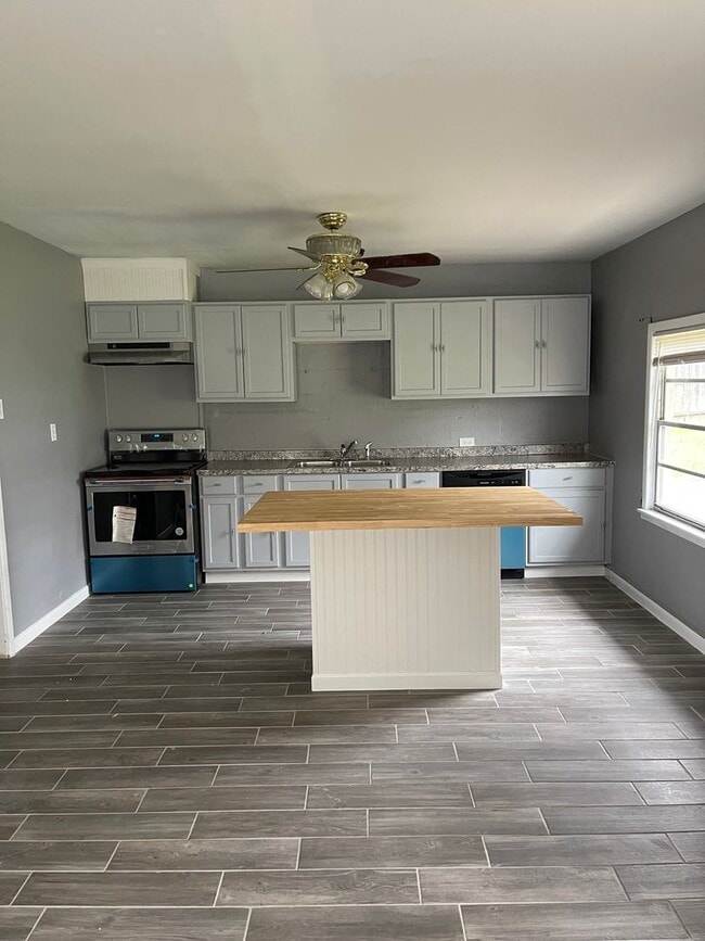 Building Photo - Cute 2/1 House in West Lampasas