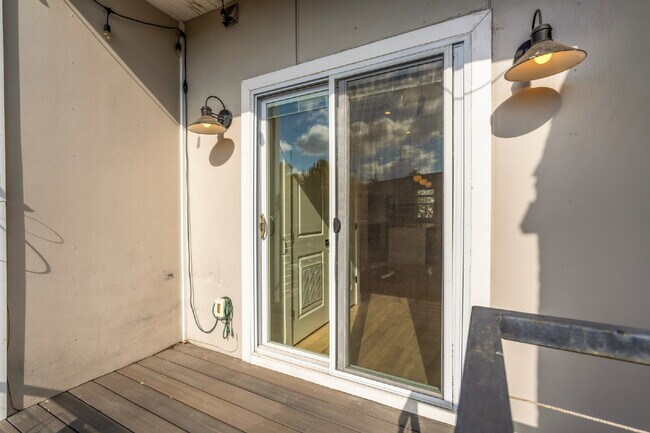 Building Photo - Penthouse 2BR/2.5BA with 3 Private Outdoor...