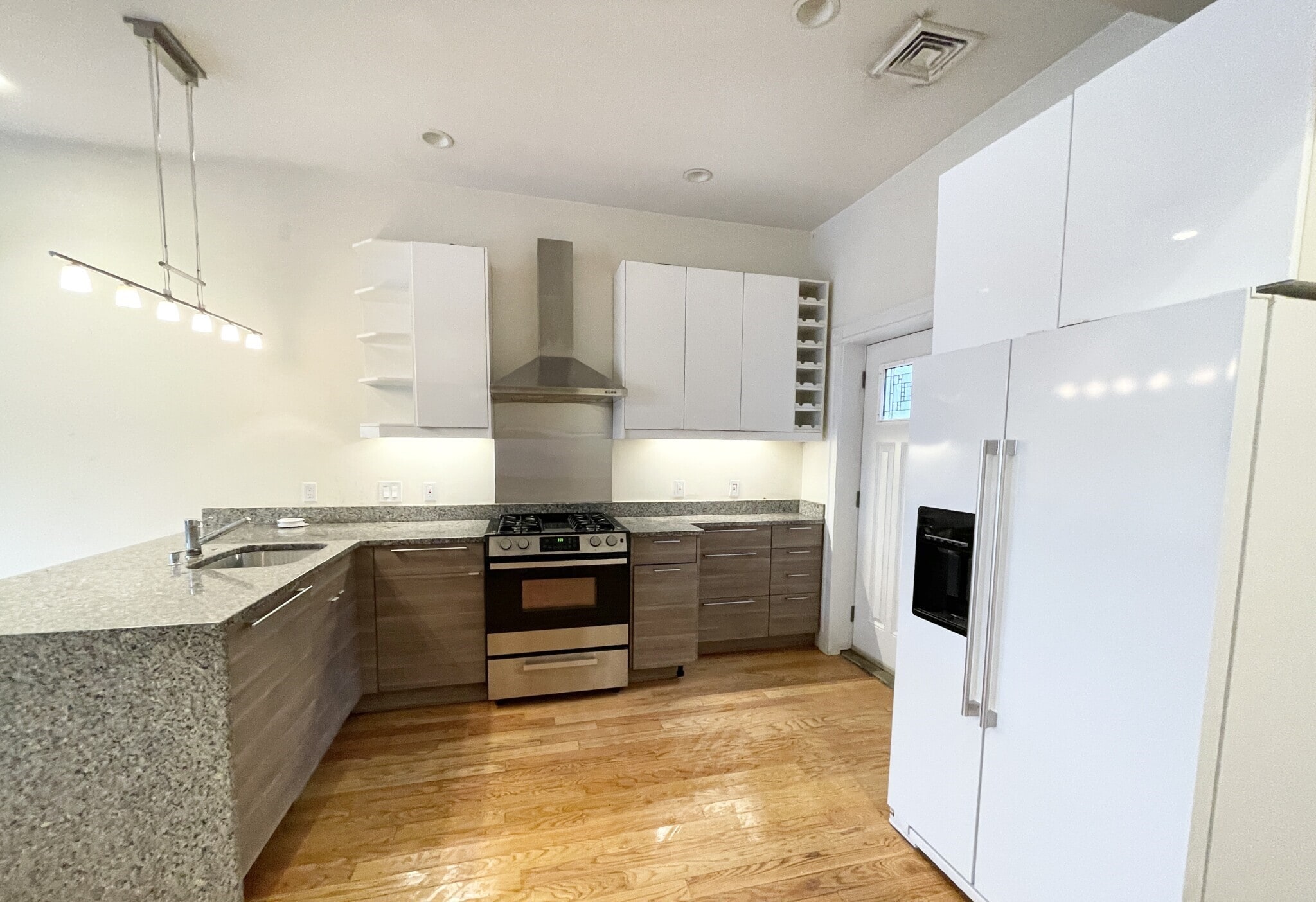 Building Photo - 98 L St