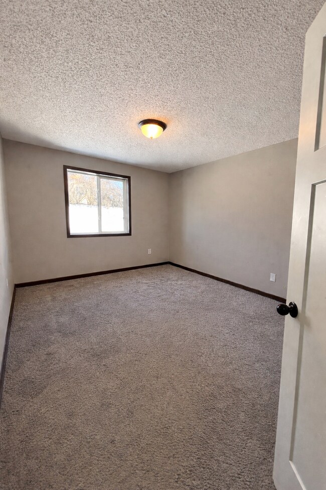 Building Photo - Beautiful 3bed 2bath Including a Master Suite