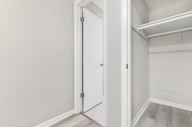 Building Photo - 4943 Fieldcrest Dr