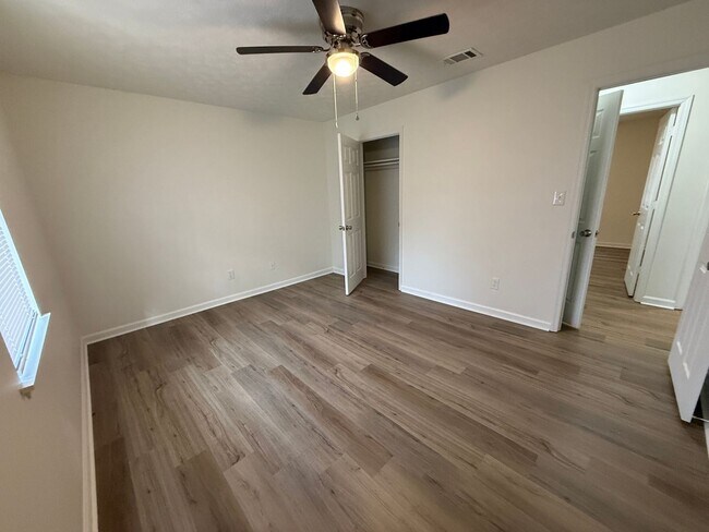 Building Photo - 1030/1032 Cantrell Ln