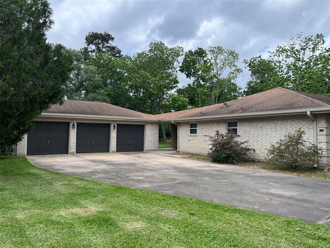 Building Photo - 304 S Shadowbend Dr