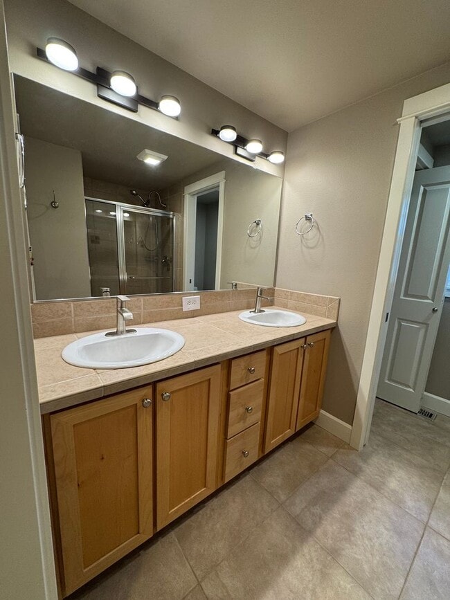 Building Photo - Amazing 2Bed/2.5 Bath Townhome in West Seattle!