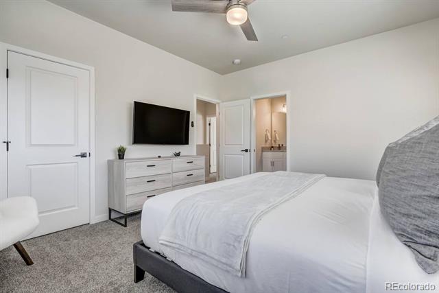 Building Photo - 2220 E La Salle St