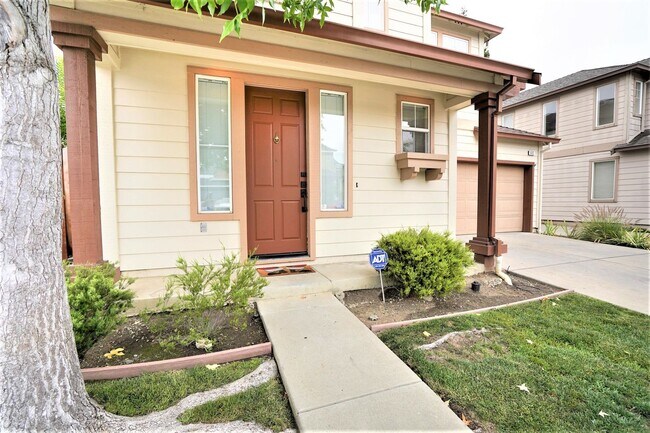 Building Photo - Spacious Home in Excellent Location!