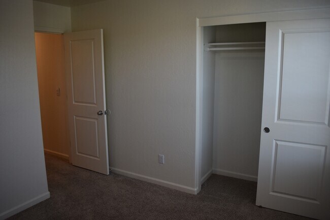 Building Photo - 698 Jessie Dr