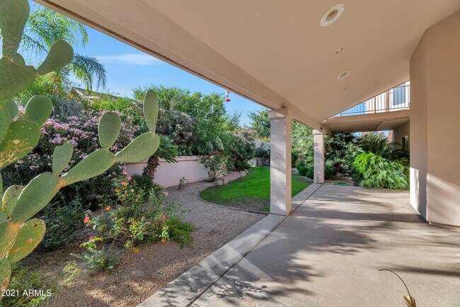 Building Photo - 1101 E Brook Hollow Dr