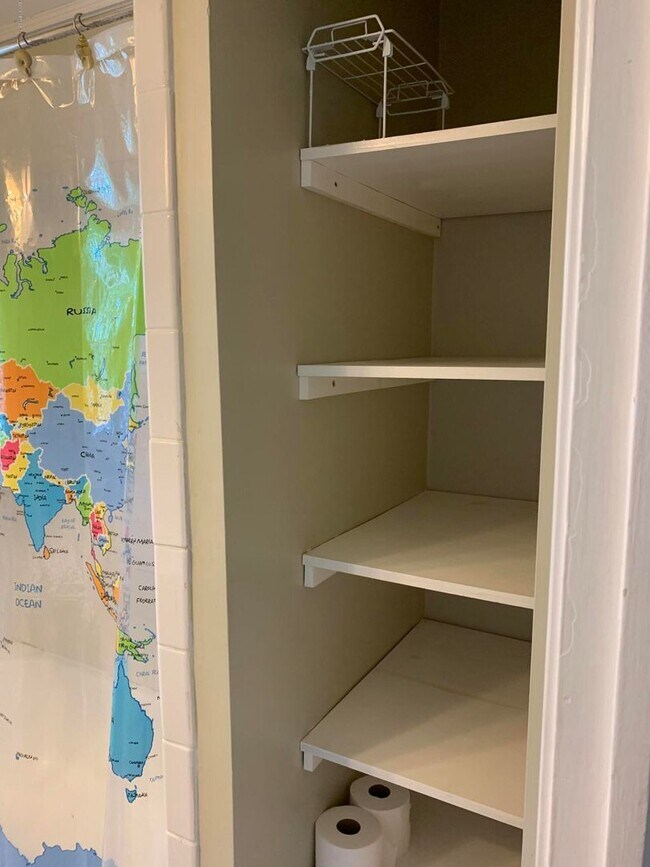 Building Photo - Charming 2/1 in the heart of St. Nicholas