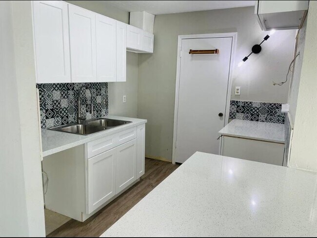 Primary Photo - 9550 Deering Dr