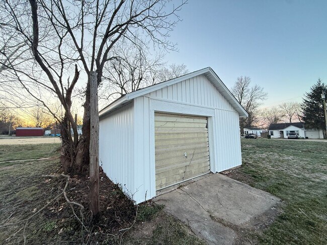 Building Photo - 4 Bed 2 Bath Aurora, MO
