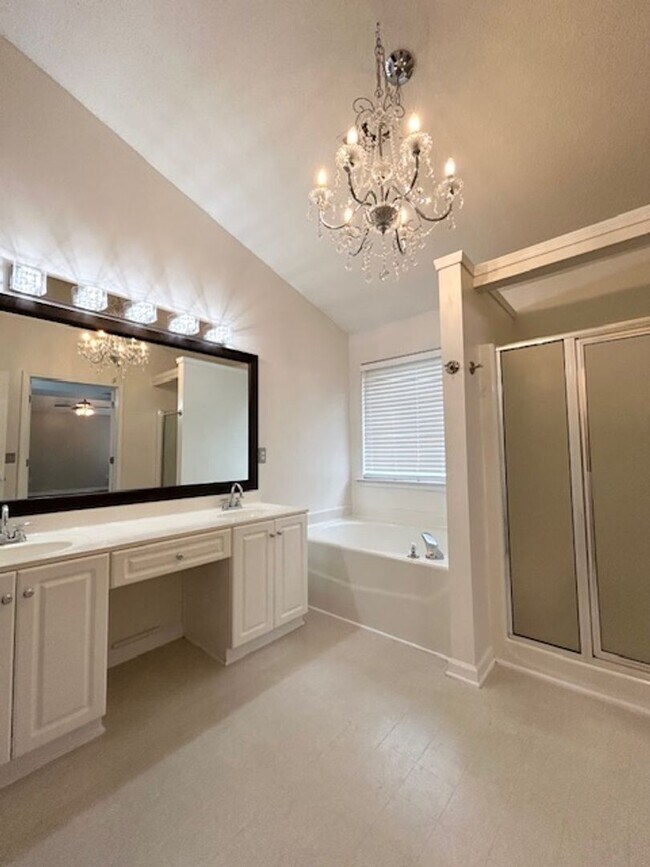Building Photo - WELCOMING FOUR BEDROOM HOME IN WILLOWBROOKE