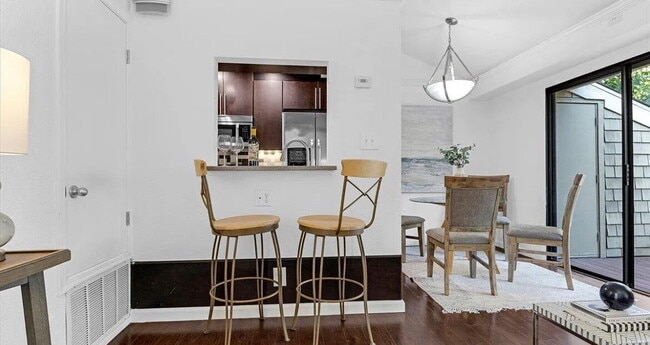 Building Photo - "Chic & Cozy 1-Bedroom Retreat with Modern...