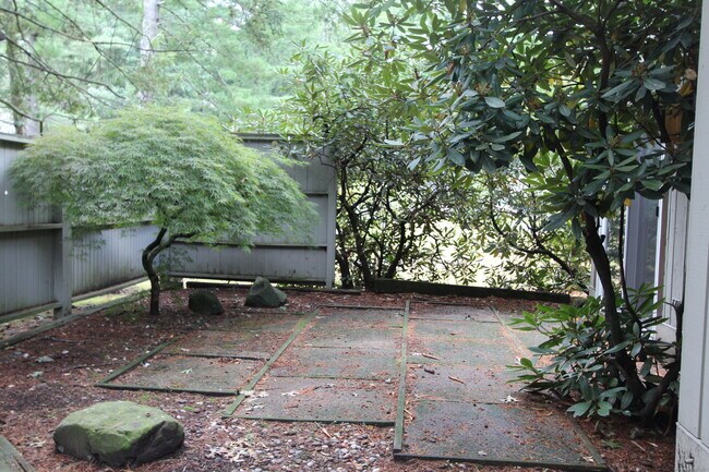 Building Photo - 6 Lyle Ct