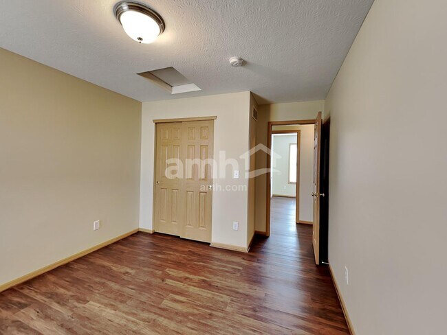 Building Photo - 2271 Landcrest Dr