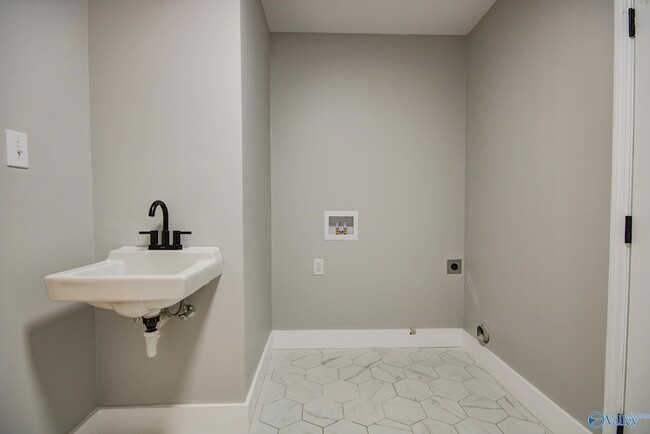 Building Photo - 205 Jarrett Ln