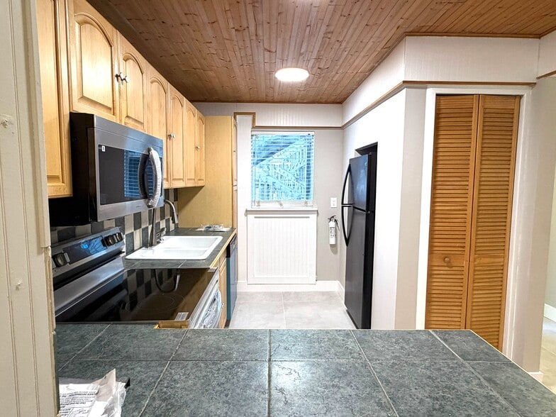 Building Photo - 701 SW 75th St