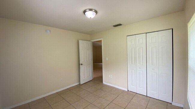 Building Photo - 523 Silver Way Dr