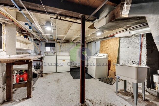 Building Photo - WEST SIDE! 2 Bedroom Single Family Home! JUST LISTED!