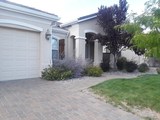 Building Photo - Large home with mountain views near the University of Nevada