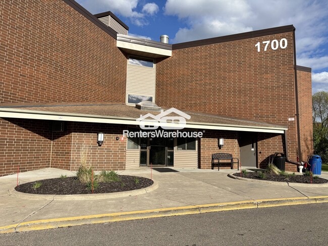 Building Photo - 1700 Four Oaks Rd