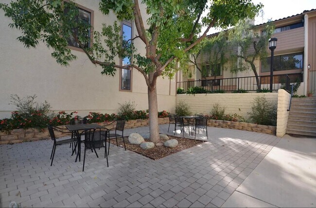 Building Photo - 3-Bedroom Townhome in Prime Calabasas Location
