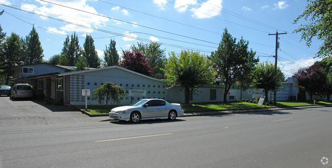 Building Photo - Holiday House Apartments