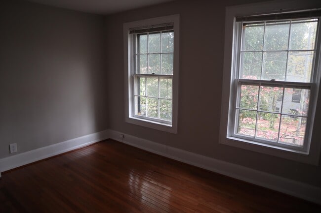 Building Photo - 1124 C St NE