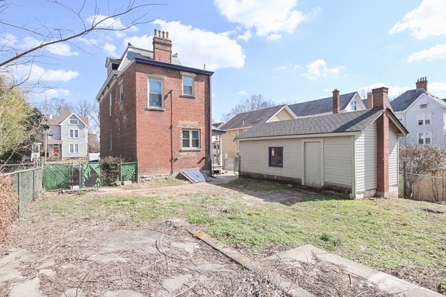 Building Photo - 735 Considine Ave