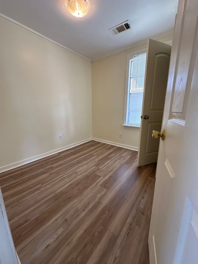 Building Photo - Central air and Heat 4 Bedroom home