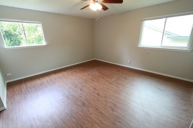 Building Photo - East Austin 4BR Gem on Cul-de-Sac w/ Spacious Lot & Updates