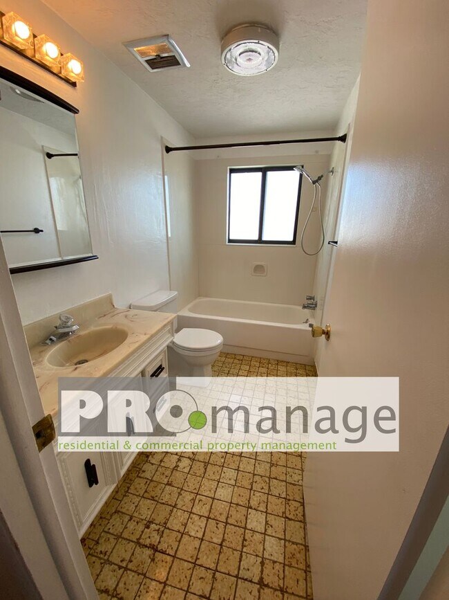 Building Photo - Three bed, one and a half bath townhouse in Idaho Falls