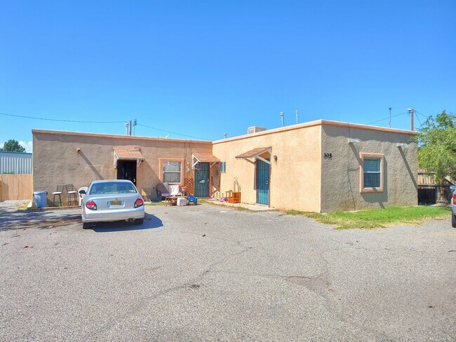 Primary Photo - 305 N Almendra St
