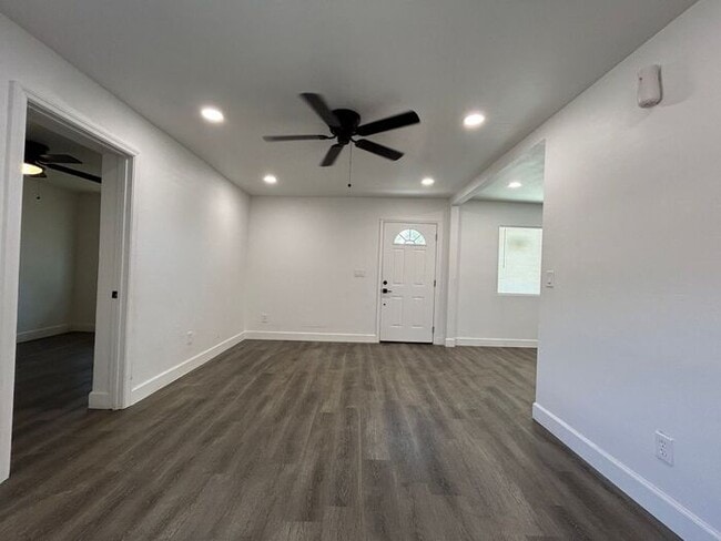 Building Photo - 1254 W Manhatton Dr