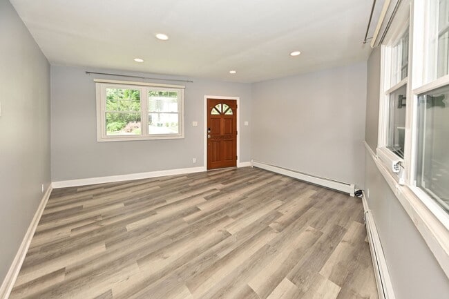 Building Photo - 221 Lakeview Dr