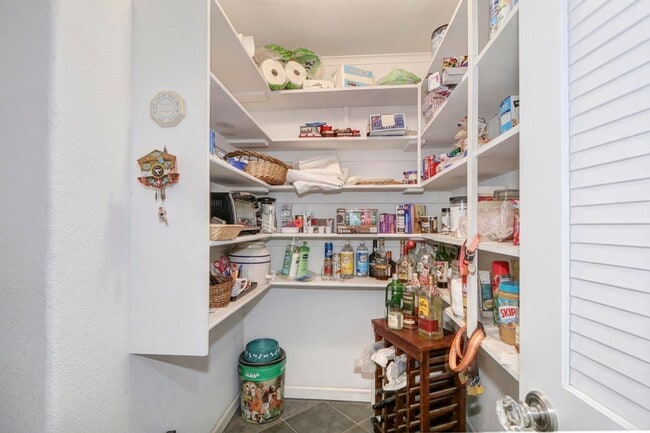 Building Photo - Stunning Central Davis Home