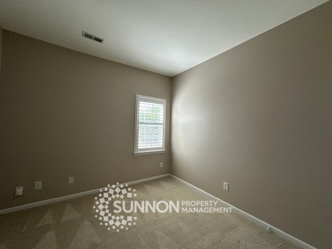 Building Photo - Charming 3-Bedroom Ranch with Sunroom & Wo...