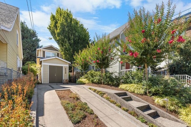 Building Photo - 2529 SE 32nd Ave