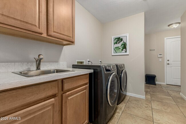 Building Photo - 10260 E White Feather Ln