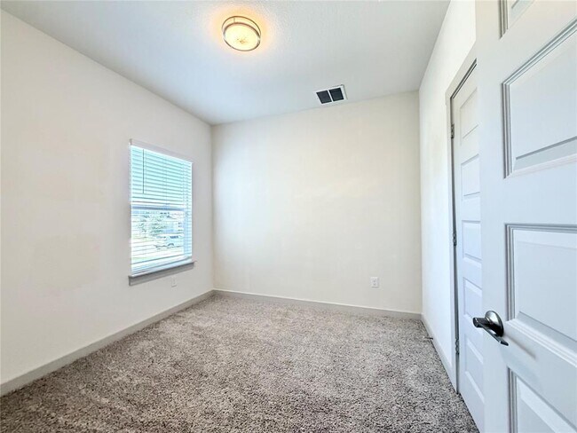 Building Photo - 2000 Daleside Ln