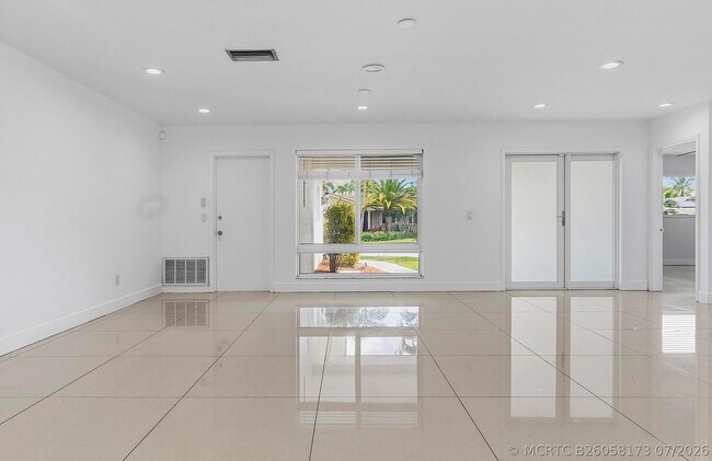 Building Photo - 2910 NE 40th Ct
