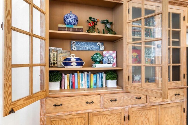 Building Photo - 1204 Carondelet St