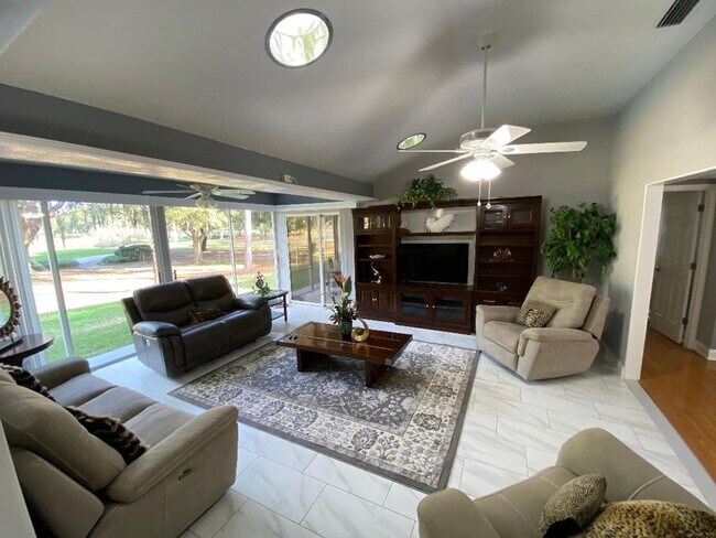 Building Photo - Spectacular ANNUAL LEASE, Fully Furnished ...