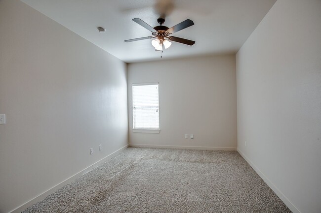 Building Photo - Beautiful Townhome in Viridian!