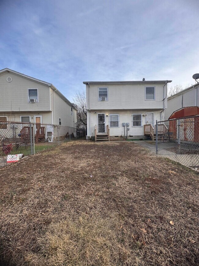 Building Photo - 375 Whiton St